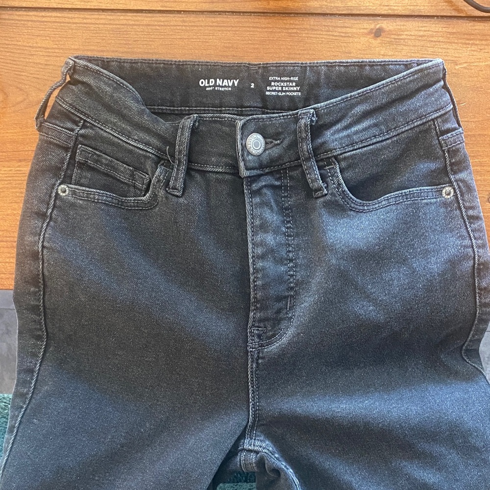 Old Navy women’s size 2 Slim Straight Jeans- black wash denim